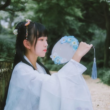 小清新淡藍色帶團扇頭像，唯美古風真人頭像