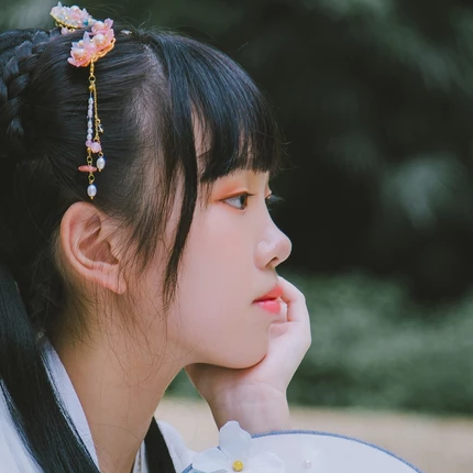 小清新淡藍色帶團扇頭像，唯美古風真人頭像