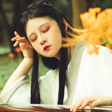 嬌艷彼岸花女生頭像，唯美古風真人頭像