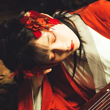嬌艷彼岸花女生頭像，唯美古風真人頭像