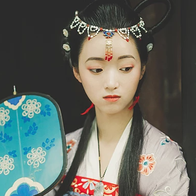 秋庭帶團扇女生頭像，唯美古風真人頭像