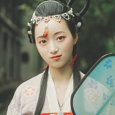 秋庭帶團扇女生頭像，唯美古風真人頭像