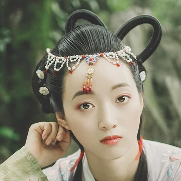 秋庭帶團扇女生頭像，唯美古風真人頭像