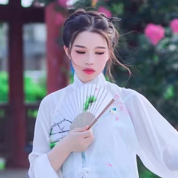 清新嫩綠帶傘女生頭像，唯美古風(fēng)真人頭像