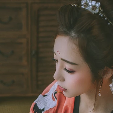 傷感喝酒女生頭像，唯美古風真人頭像