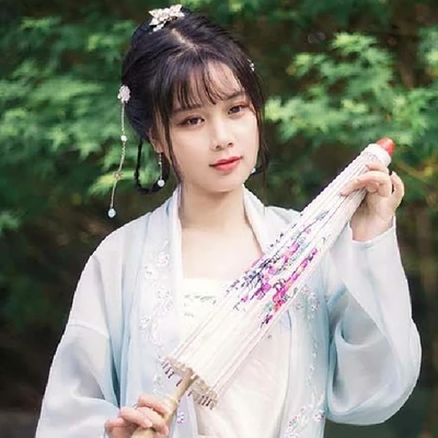淡雅帶團扇女生頭像，唯美古風真人頭像