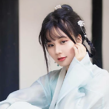 淡雅帶團扇女生頭像，唯美古風真人頭像