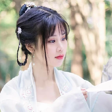 淡雅帶團扇女生頭像，唯美古風真人頭像