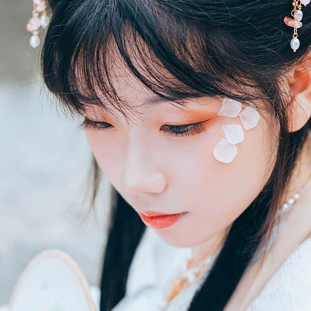 三櫻帶團扇女子頭像，唯美古風真人頭像