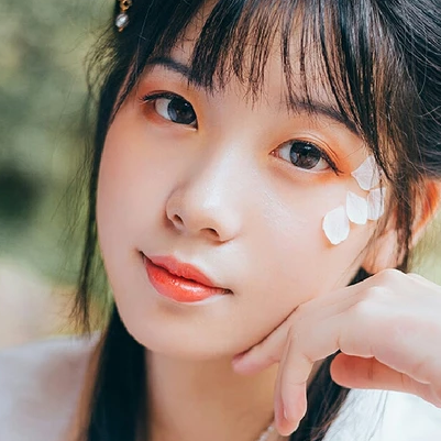三櫻帶團扇女子頭像，唯美古風真人頭像