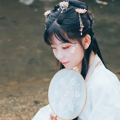 三櫻帶團扇女子頭像，唯美古風真人頭像