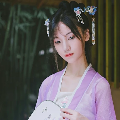 淡紫色帶團扇女子頭像，唯美古風真人頭像