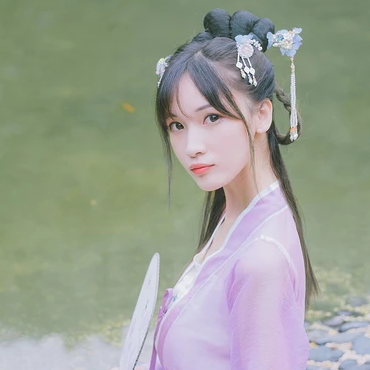 淡紫色帶團扇女子頭像，唯美古風真人頭像