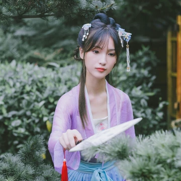 淡紫色帶團扇女子頭像，唯美古風真人頭像