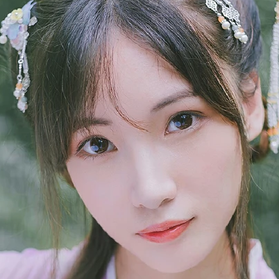 淡紫色帶團扇女子頭像，唯美古風真人頭像