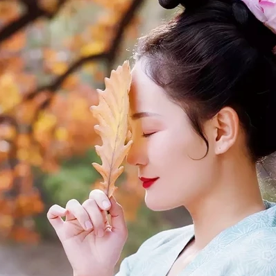 秋風落葉女子頭像，唯美古風真人頭像