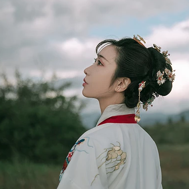 紅衣女子流淚頭像，唯美古風真人頭像