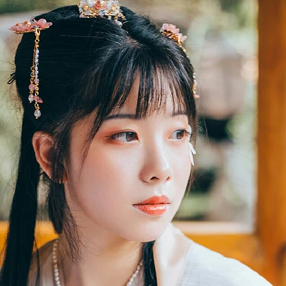三櫻帶團扇女子頭像，唯美古風真人頭像