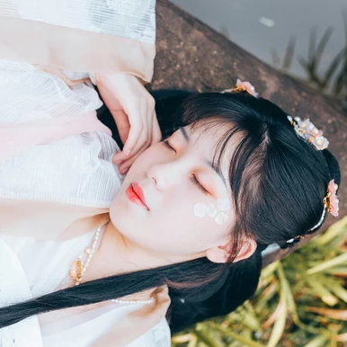三櫻帶團扇女子頭像，唯美古風真人頭像