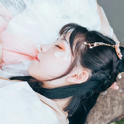 三櫻帶團扇女子頭像，唯美古風真人頭像