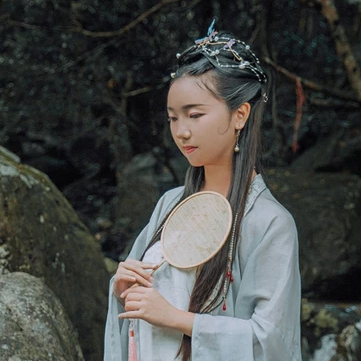 南溪山夢帶傘女生頭像，唯美古風真人頭像