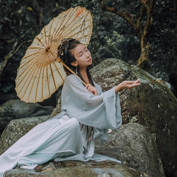 南溪山夢帶傘女生頭像，唯美古風真人頭像