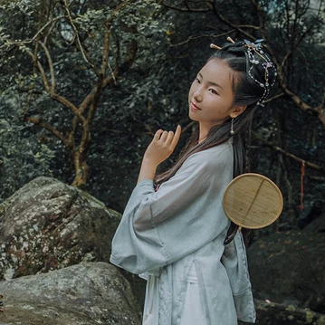 南溪山夢帶傘女生頭像，唯美古風真人頭像
