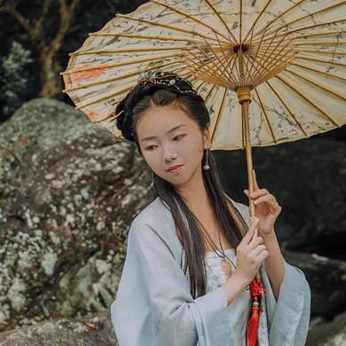 南溪山夢帶傘女生頭像，唯美古風真人頭像