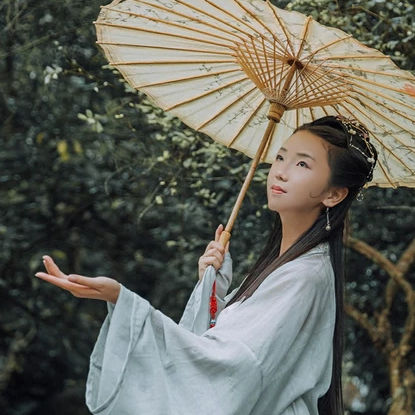 南溪山夢帶傘女生頭像，唯美古風真人頭像