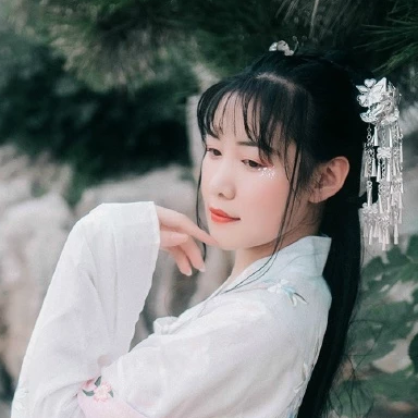 淡粉色帶團扇女子頭像，唯美古風真人頭像