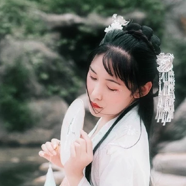 淡粉色帶團扇女子頭像，唯美古風真人頭像