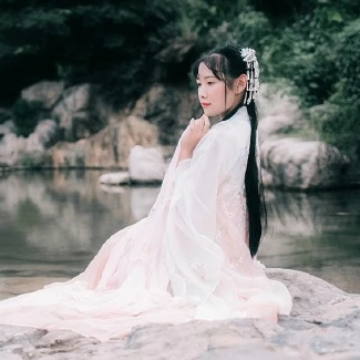 淡粉色帶團扇女子頭像，唯美古風真人頭像