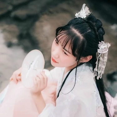 淡粉色帶團扇女子頭像，唯美古風真人頭像