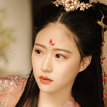 紅色帶傘女子頭像，唯美古風真人頭像