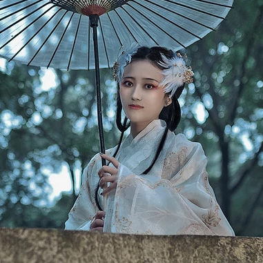 妖艷帶傘女子頭像，唯美古風真人頭像
