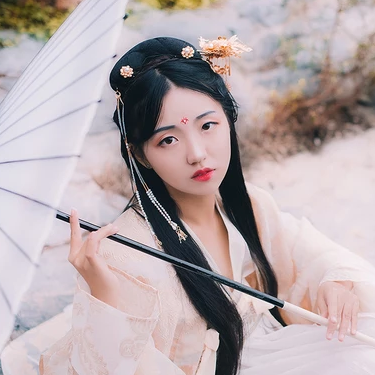 秋意帶傘團扇女生頭像，唯美古風真人頭像