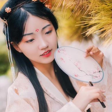 秋意帶傘團扇女生頭像，唯美古風真人頭像