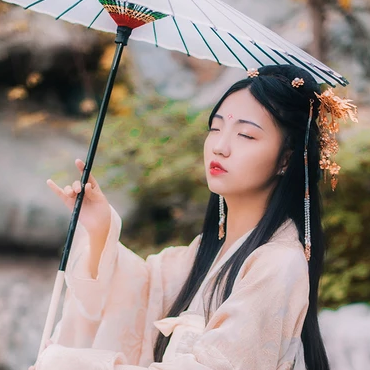 秋意帶傘團扇女生頭像，唯美古風真人頭像